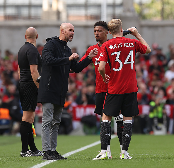 Erik ten Hag talking to Donny van de Beek and Jadon Sancho