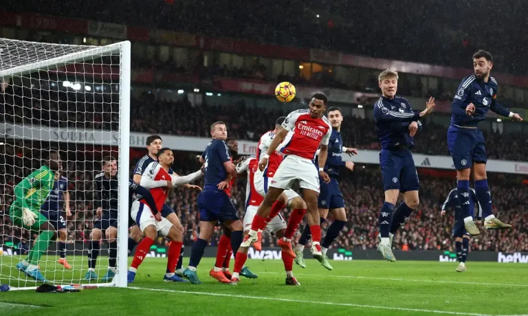 Jurrien Timber scores for Arsenal from corner against Manchester United