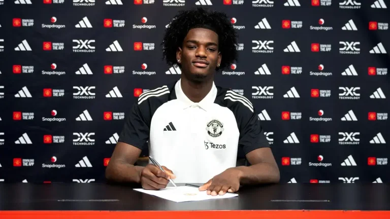 Ayden Heaven signs for Manchester United