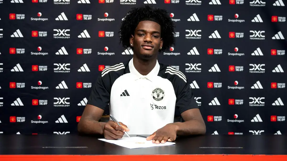 Ayden Heaven signs for Manchester United