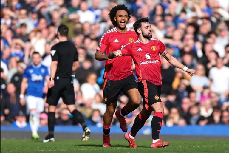 Bruno Fernandes and Joshua Zirkzee celebrate goal against Everton