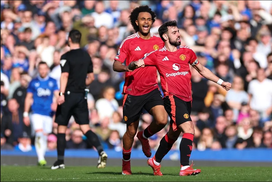 Bruno Fernandes and Joshua Zirkzee celebrate goal against Everton