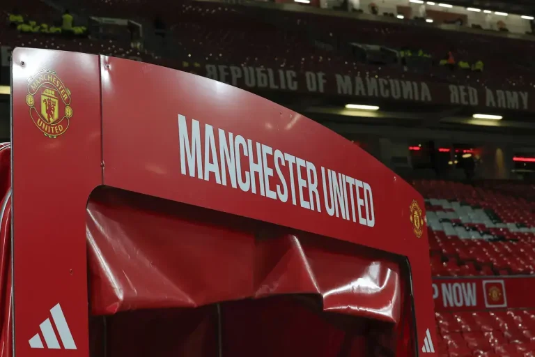 Manchester United sign