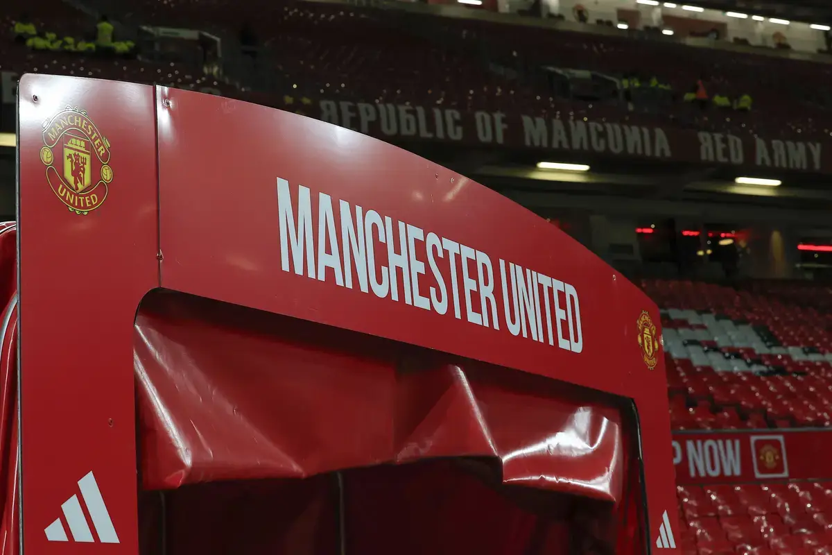 Manchester United sign