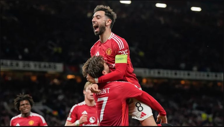 Bruno Fernandes celebrates with Mason Mount
