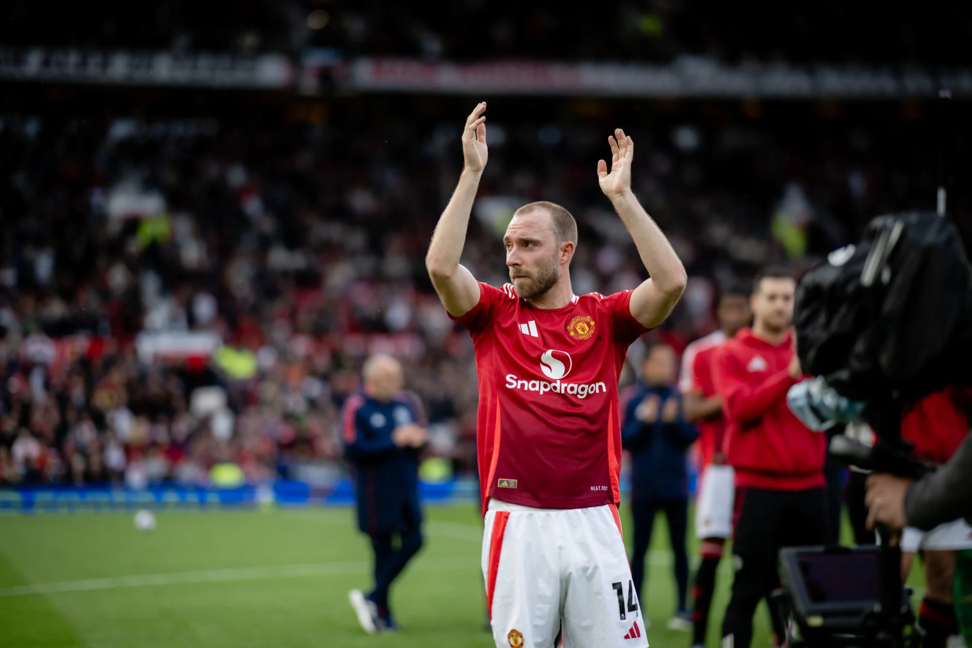 Christian Eriksen applauding