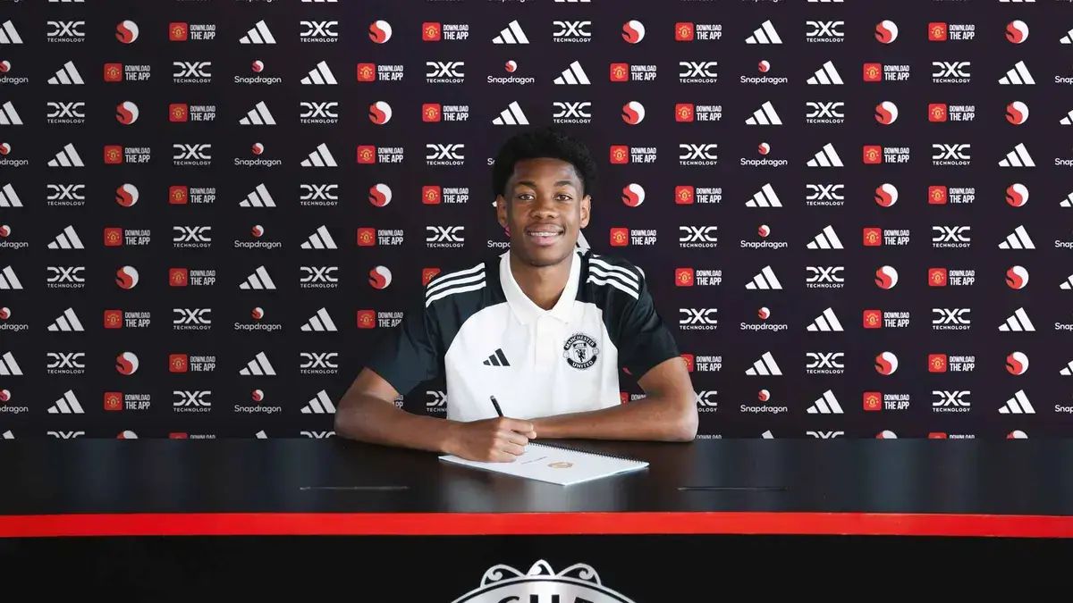 Enzo Kana-Biyik officially signs for Manchester United