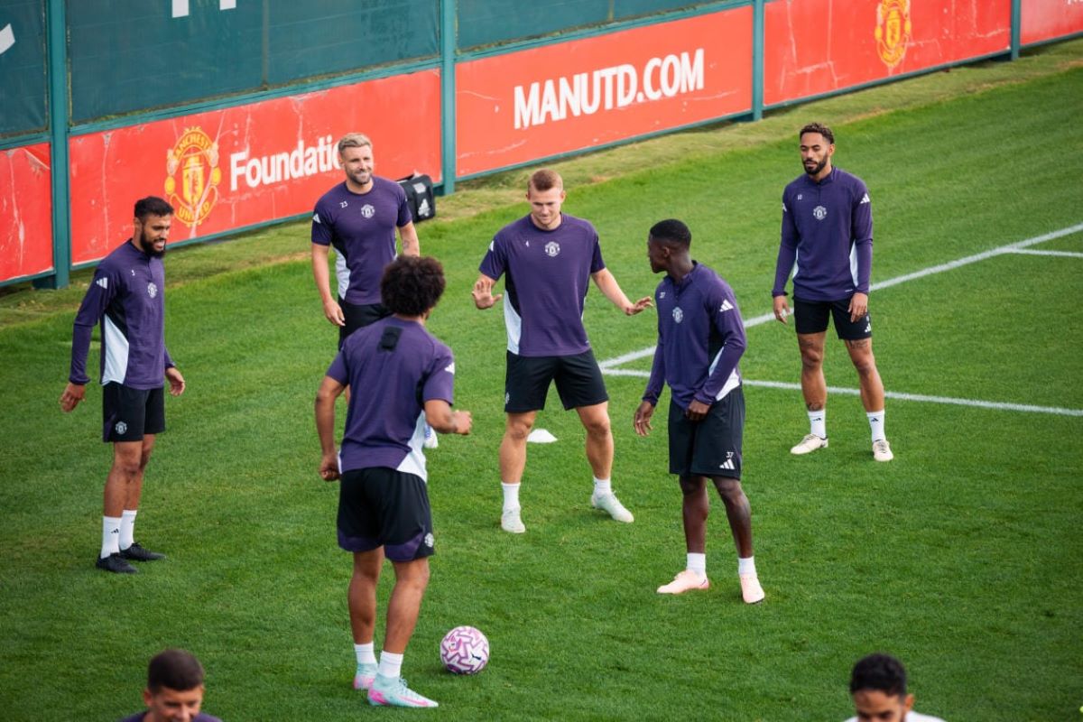 Manchester United players training