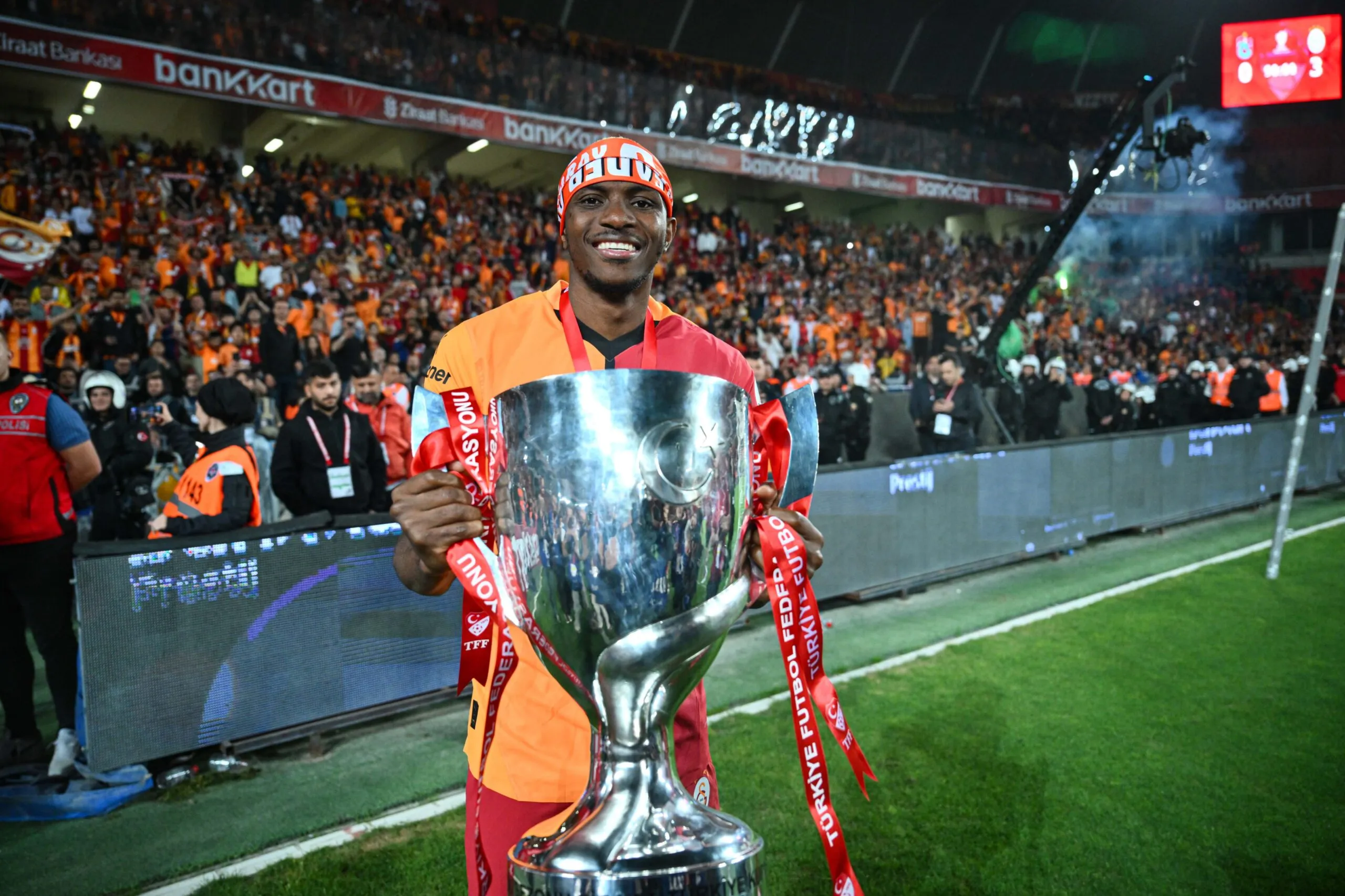 Victor Osimhen Super Lig trophy