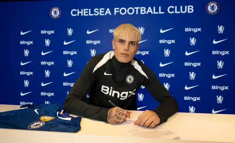Alejandro Garnacho signs Chelsea contract