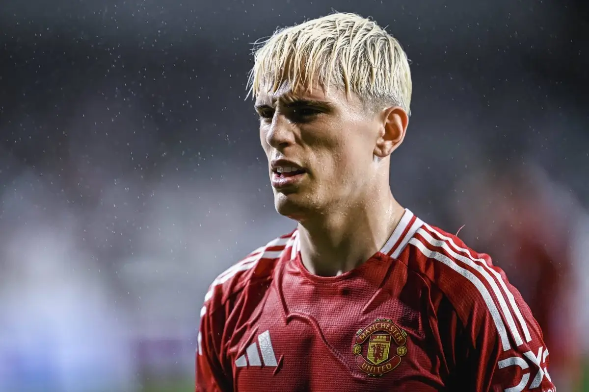 Alejandro Garnacho in the rain in Hong Kong