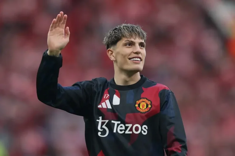 Alejandro Garnacho waving in training gear