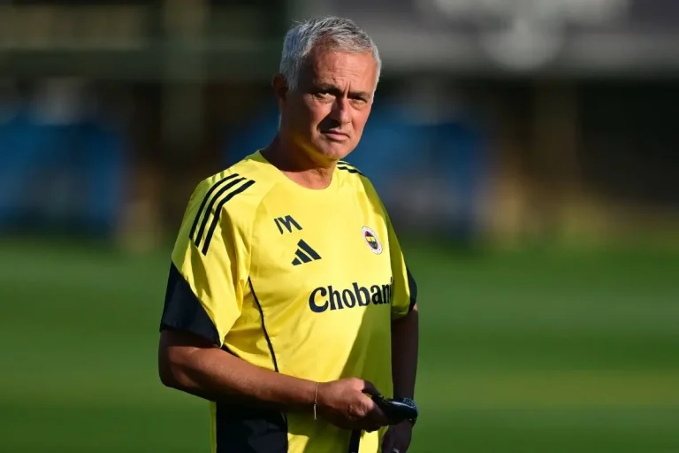 Jose Mourinho in Fenerbahce training