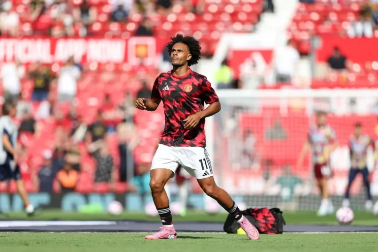 Joshua Zirkzee pre-game training