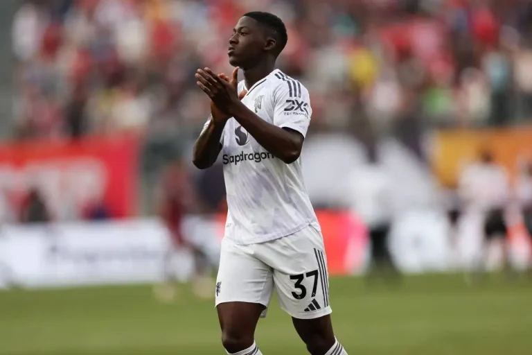 Kobbie Mainoo away kit clapping