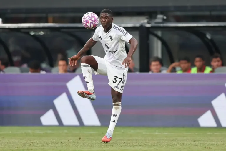 Kobbie Mainoo away kit in play