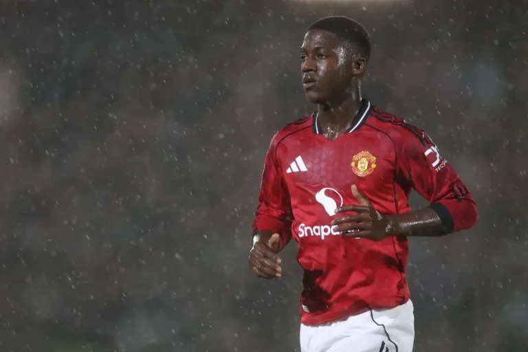 Kobbie Mainoo in the rain