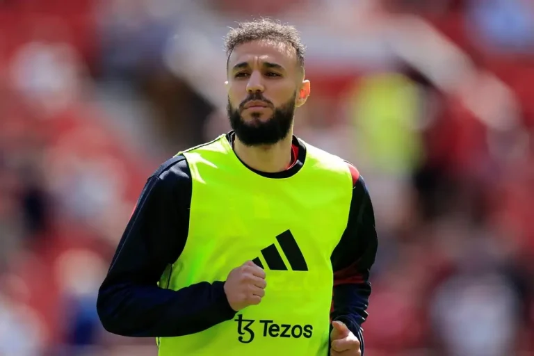 Noussair Mazraoui training gear