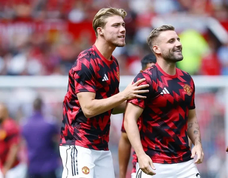 Rasmus Hojlund and Luke Shaw in pre-game training kit