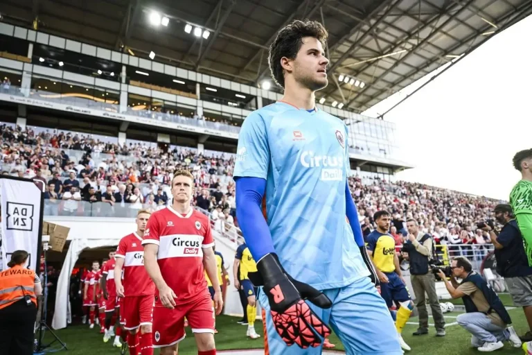 Senne Lammens walking out for Royal Antwerp