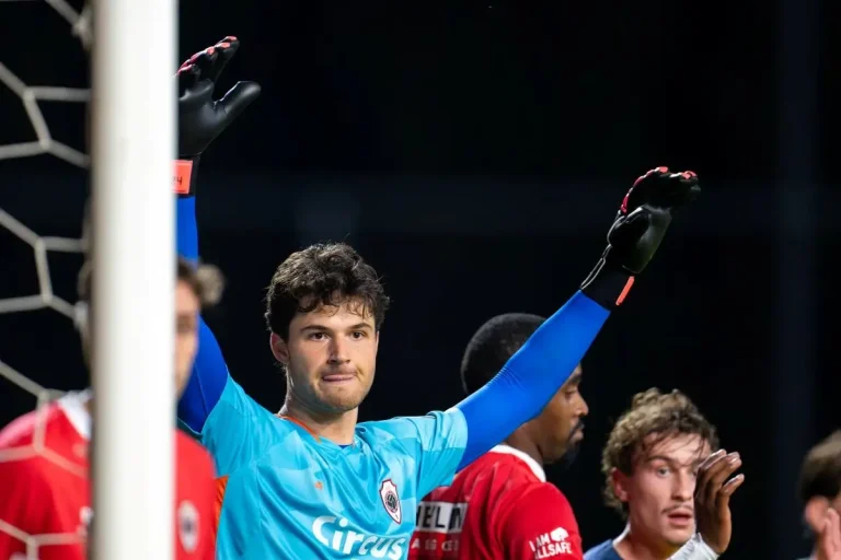 Senne Lammens with arms raised