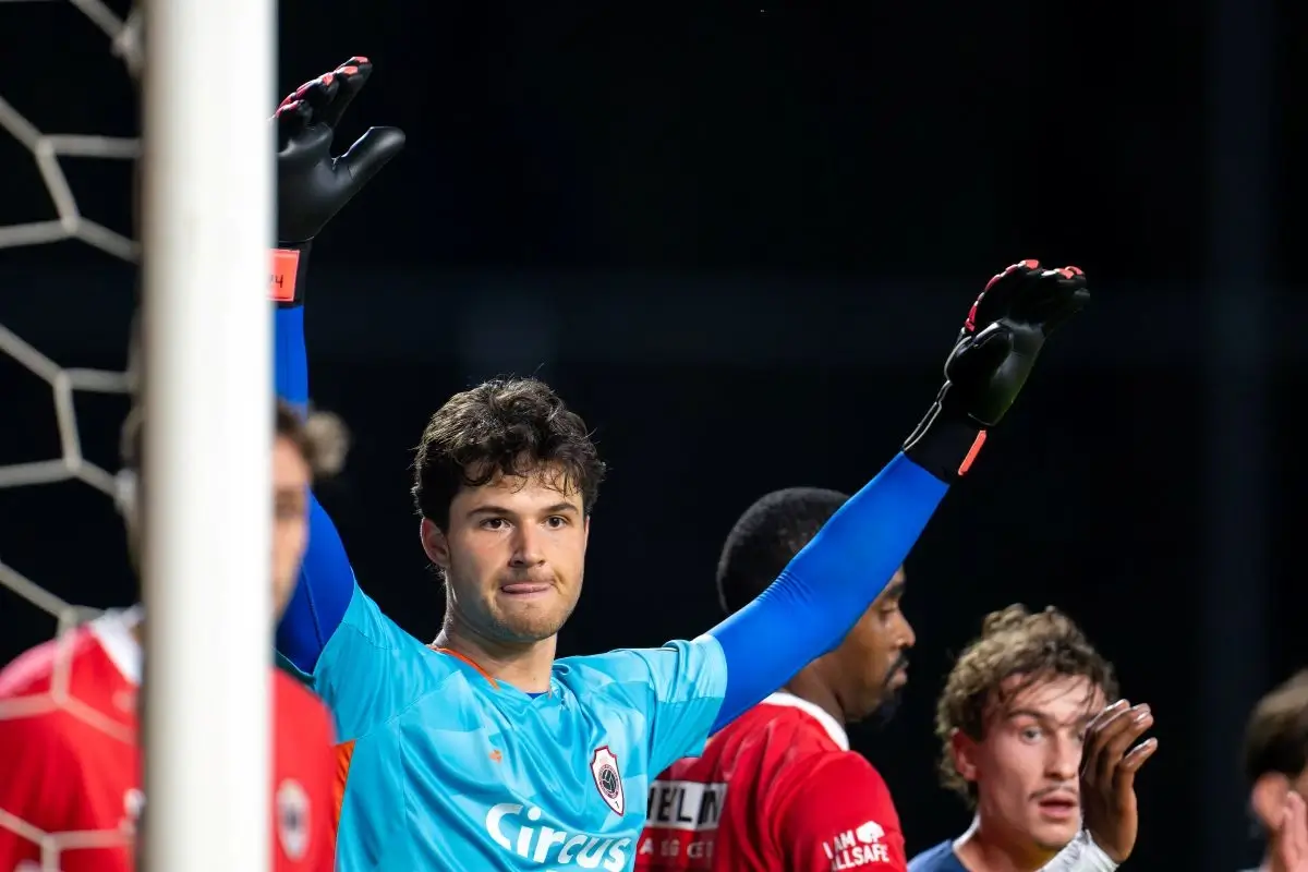 Senne Lammens with arms raised