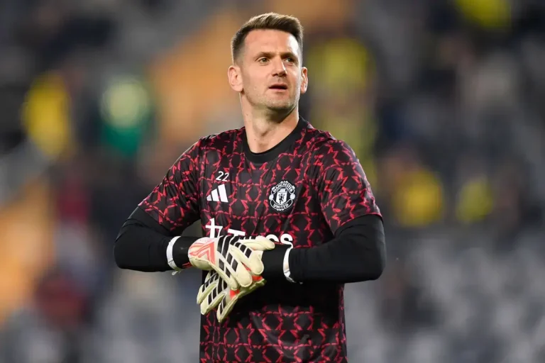 Tom Heaton warming up for Manchester United