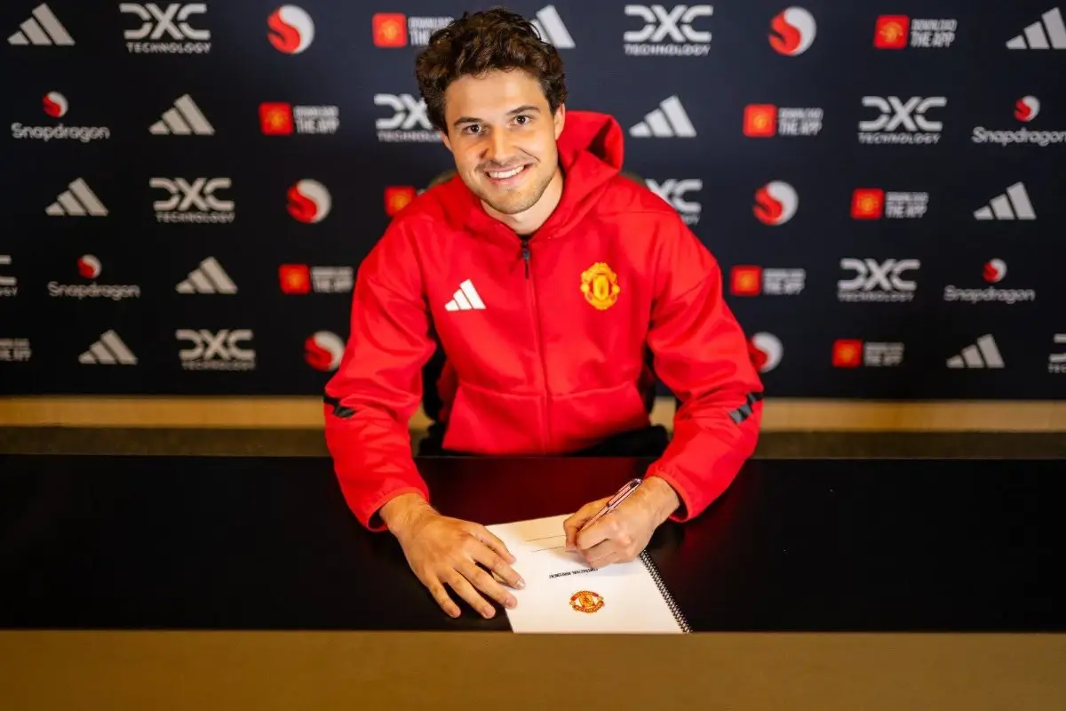 Senne Lammens signs Manchester United contract
